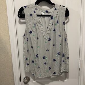Old Navy Gray V-neck Sleeveless Blouse with Ruffled Details
